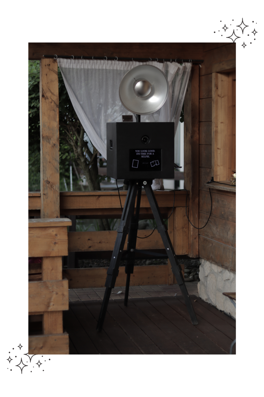 Eine schwarze Fotobox mit einem großen Blitzlicht auf einem Stativ